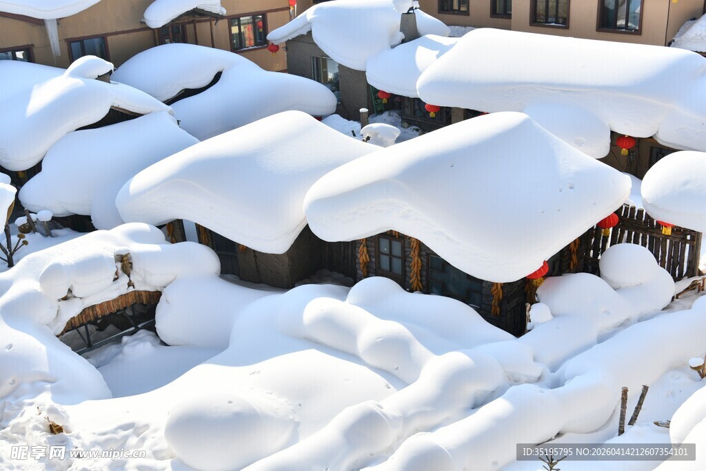 雪覆村庄冬日静谧美景