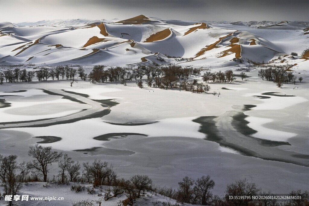 冬日雪覆山丘美景
