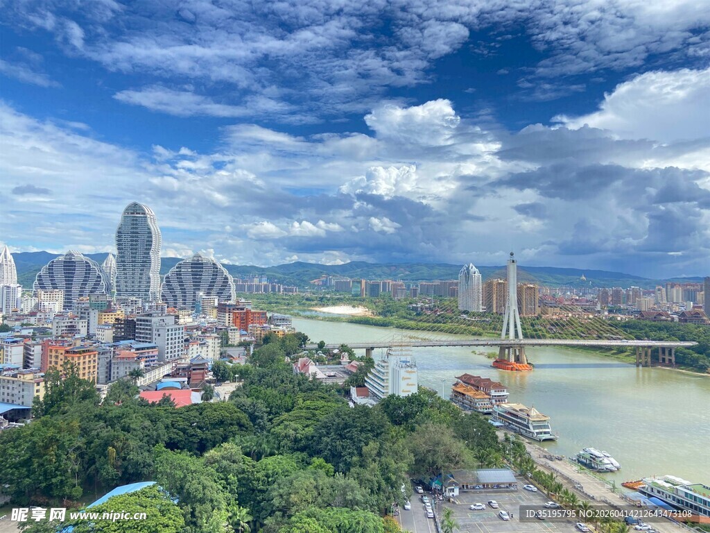 城市河畔风光全景图