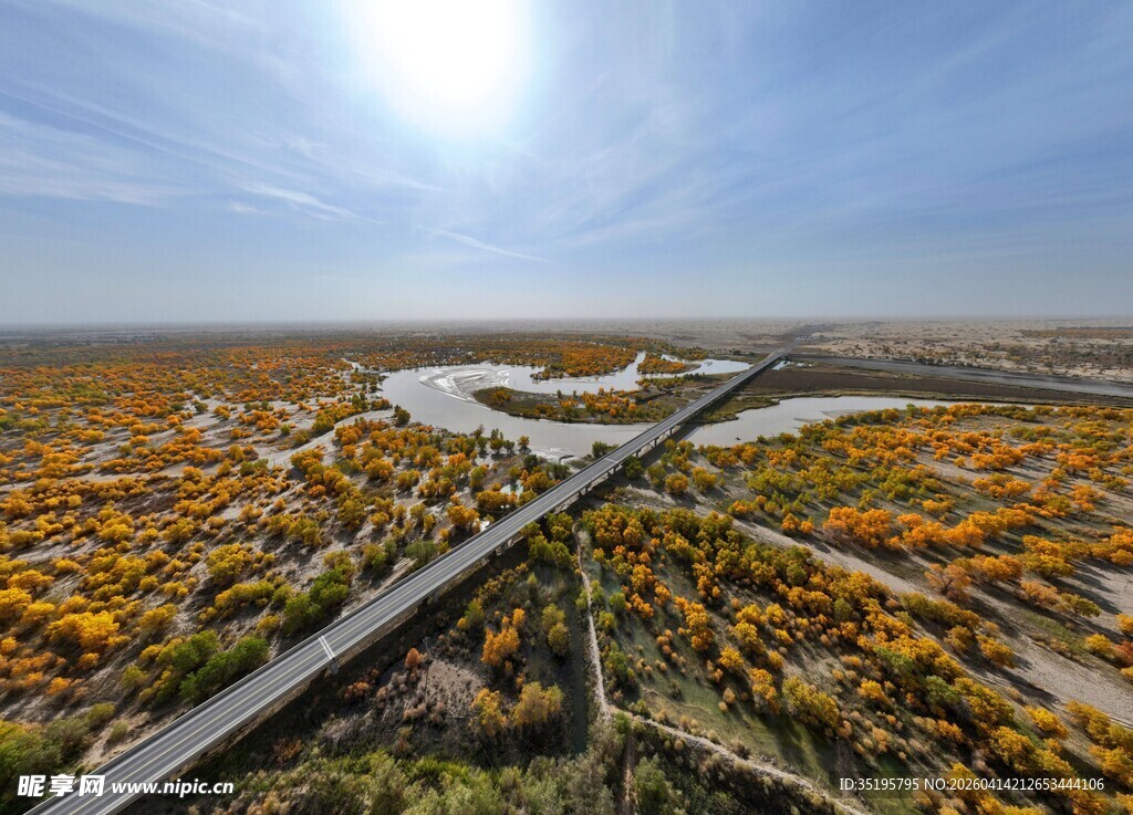 秋日航拍大地斑斓与河流公路