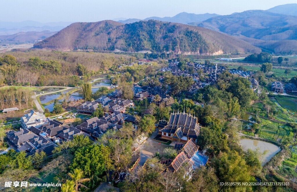 山村美景俯瞰图