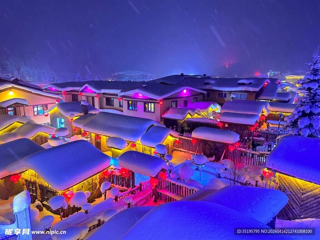 雪夜古镇灯火璀璨夜景