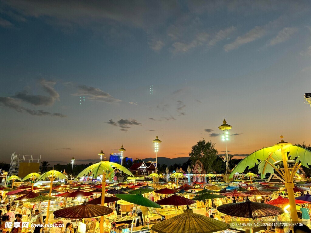 热闹夜市夜景灯光璀璨