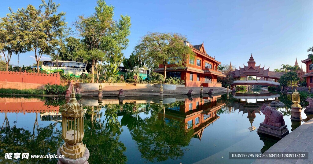 中式古建倒影于静谧湖面