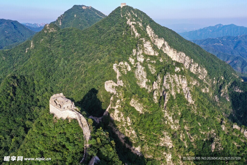巍峨青山绿意盎然的峰景