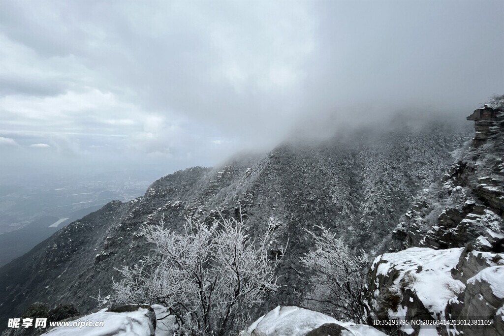 雪覆山峦云雾绕