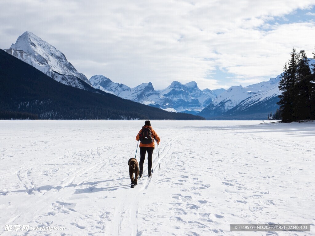 雪地徒步者与壮丽雪山景观