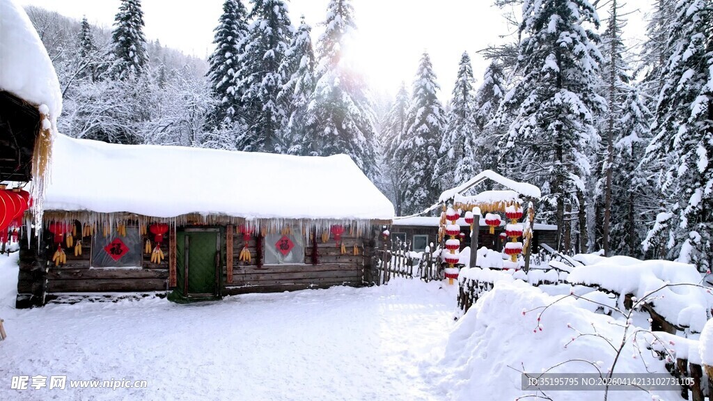 雪覆山村小屋的冬日美景