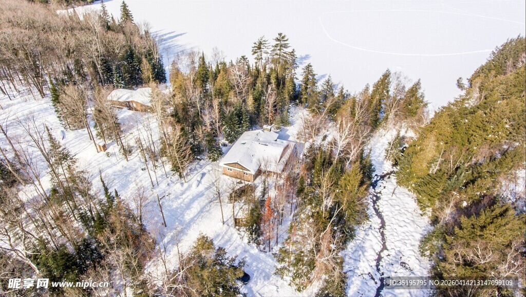 冬日山林雪景俯瞰图