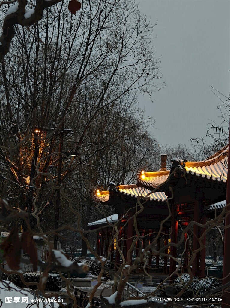 雪后古建夜景静谧之美
