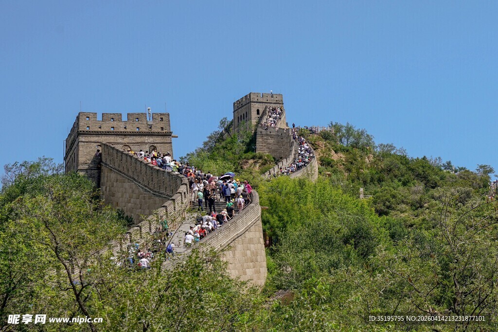 游客攀登雄伟壮观的长城