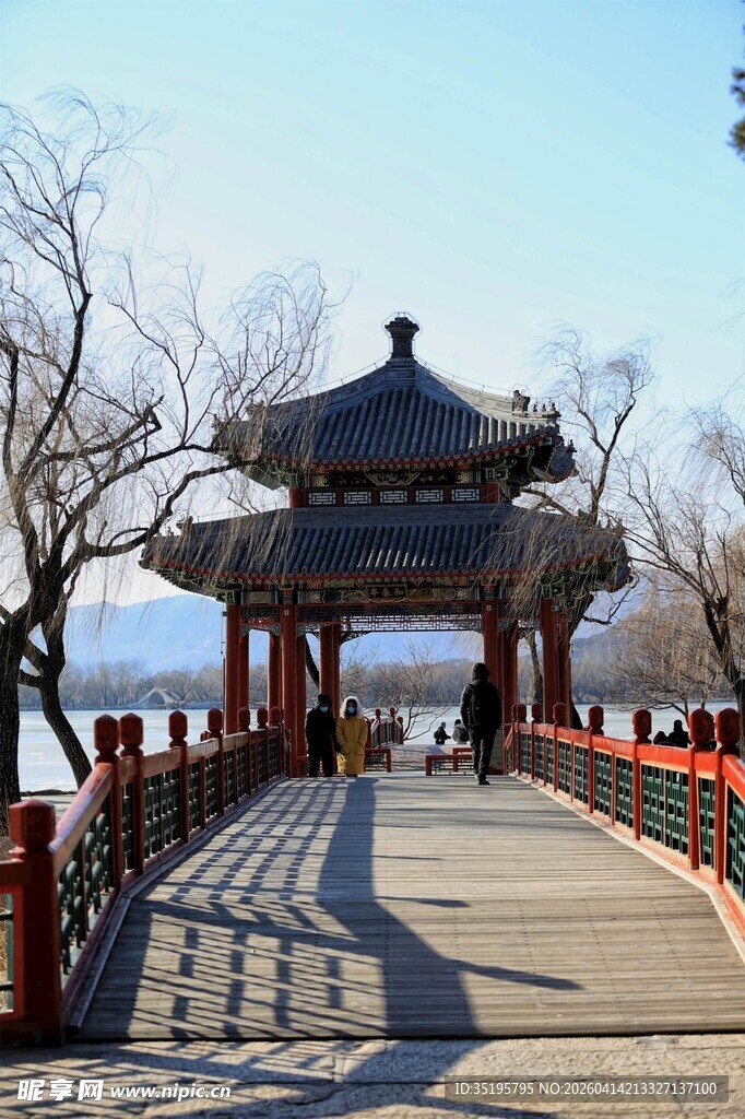 湖畔古亭冬日静谧美景