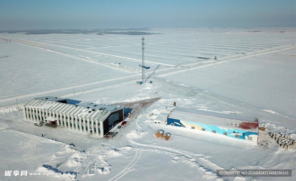 雪地中的建筑设施景观
