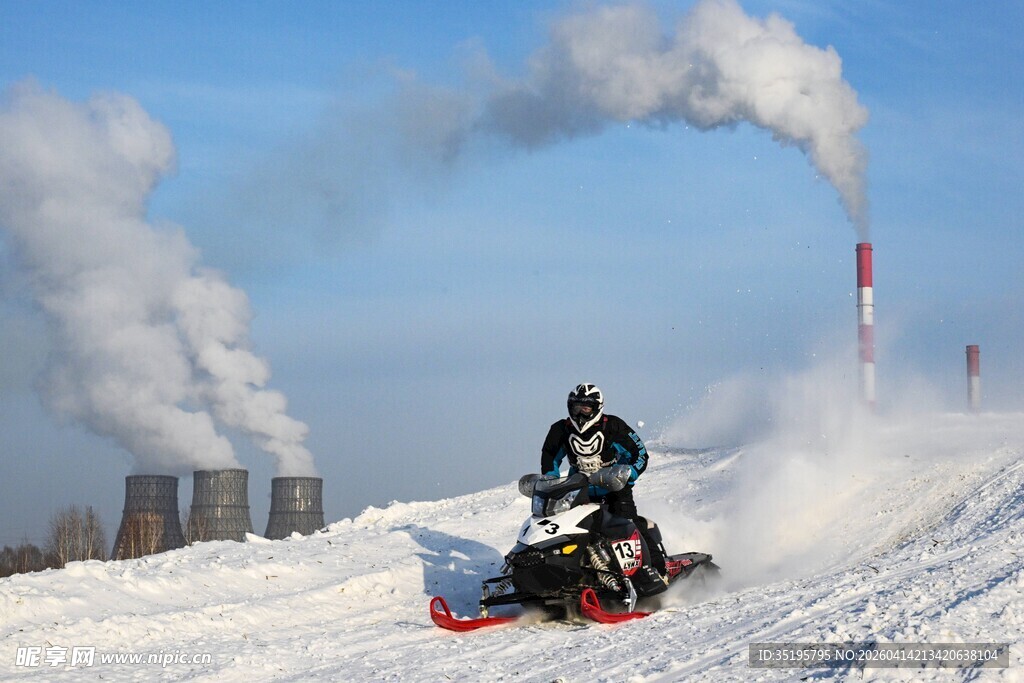 雪地摩托驰骋扬起雪雾
