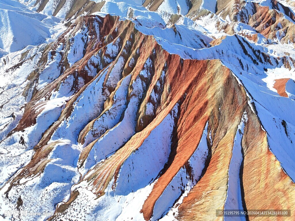 壮丽多彩的雪山峡谷地貌