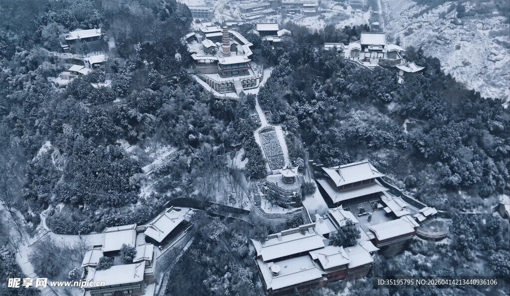 雪覆古村落俯瞰美景