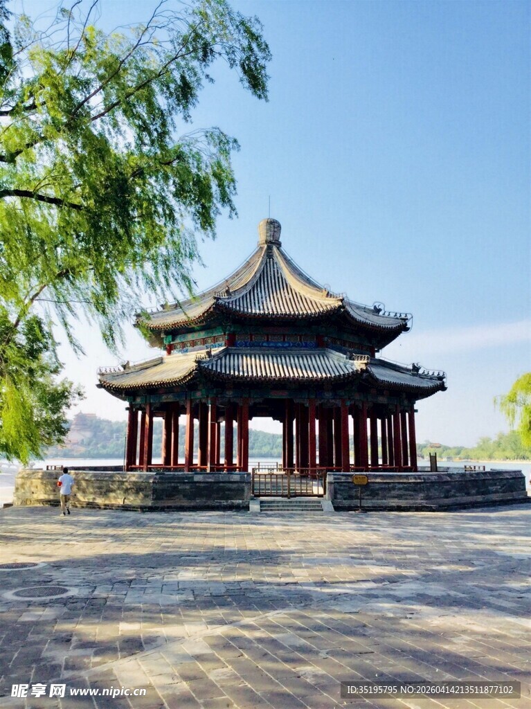 湖畔古亭清幽景致