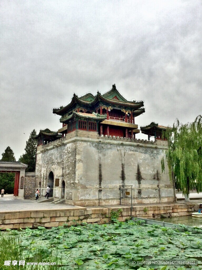 古建亭阁伴荷塘美景