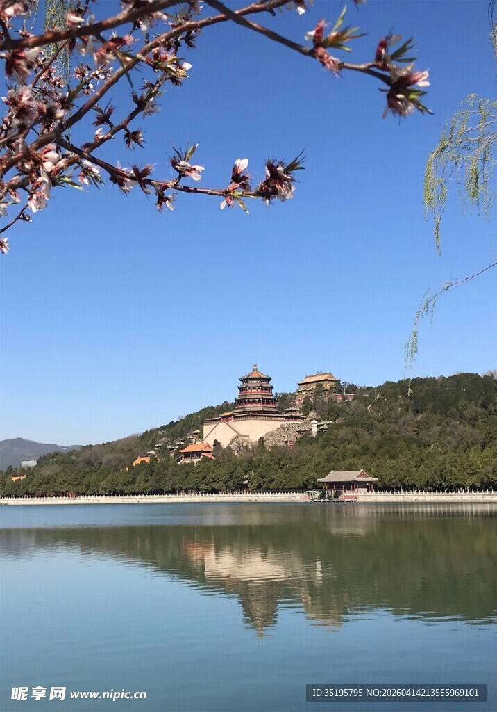 湖畔春景远山繁花相映