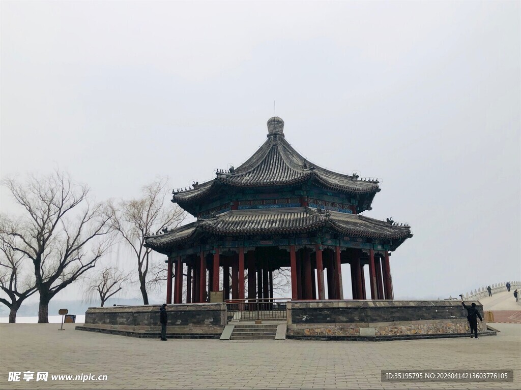 古典凉亭立于开阔场地