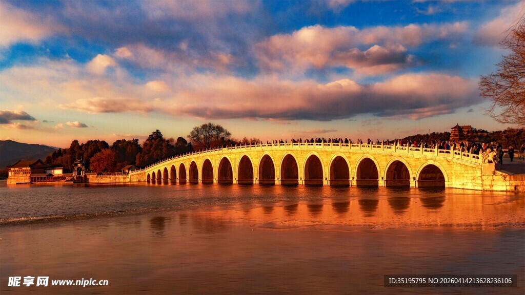 夕阳下的古桥美景