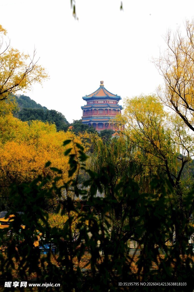 秋日山林中的古典建筑