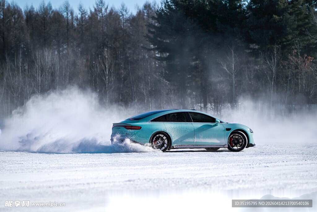 雪地中的炫酷蓝色跑车