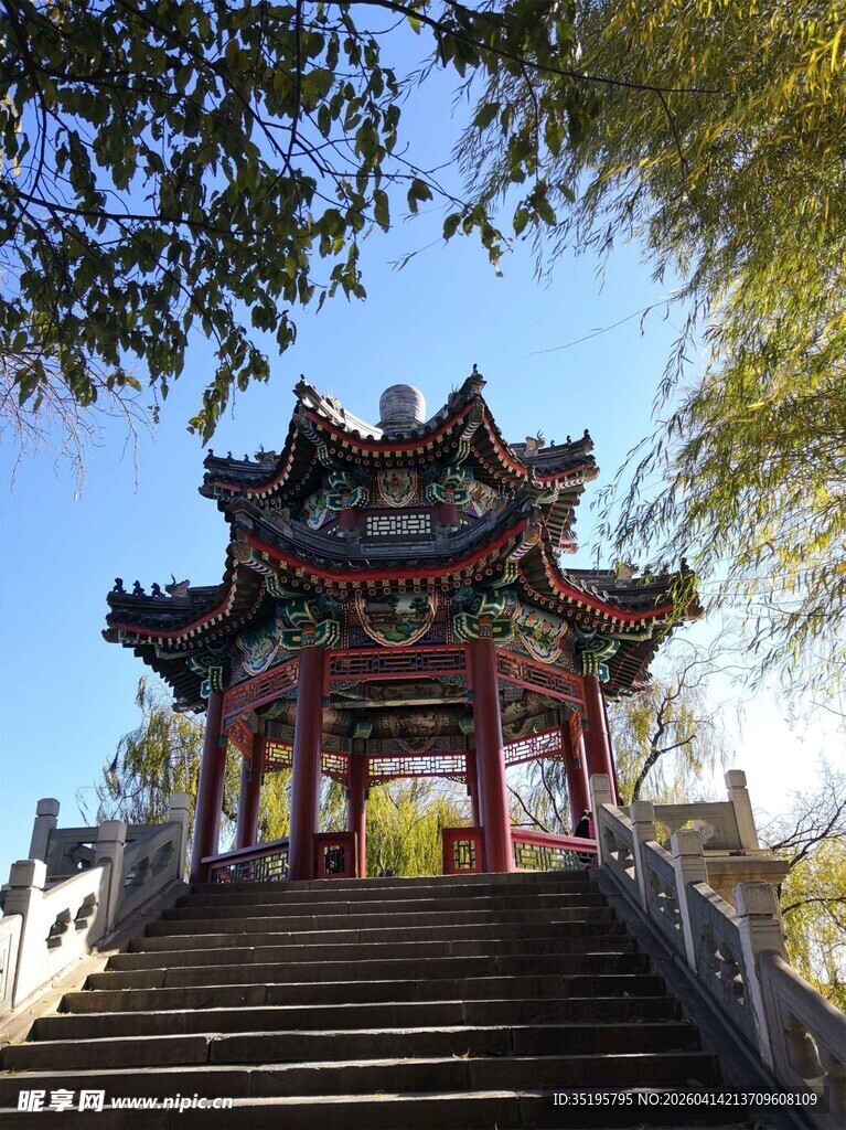 古亭立于石阶之上