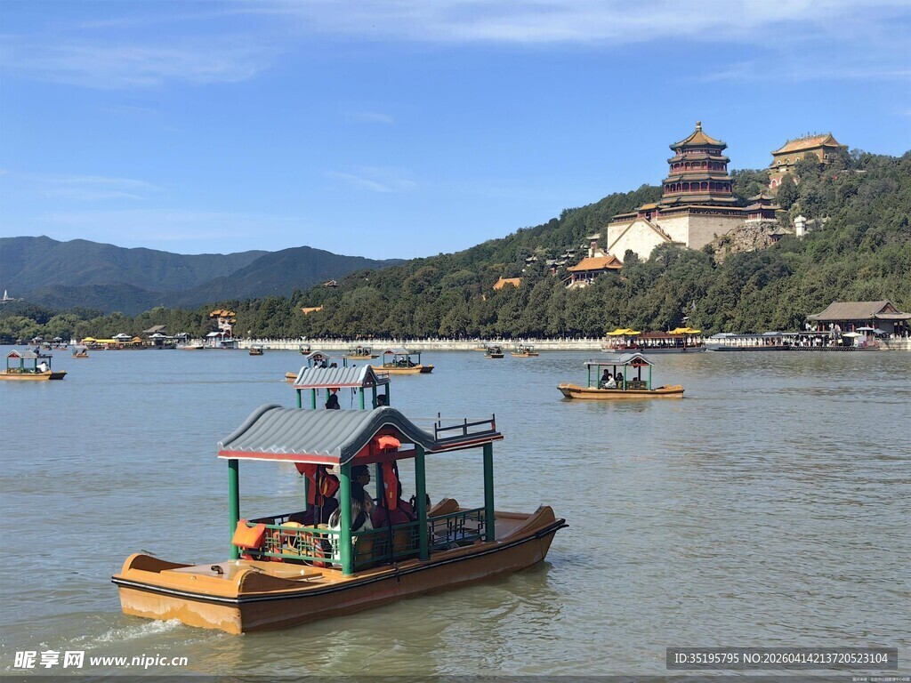 颐和园湖景中的游船