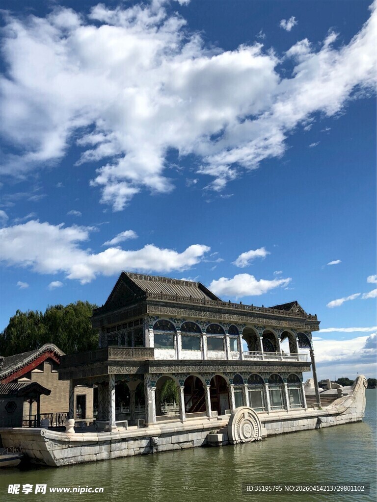 湖畔中式古建蓝天相伴