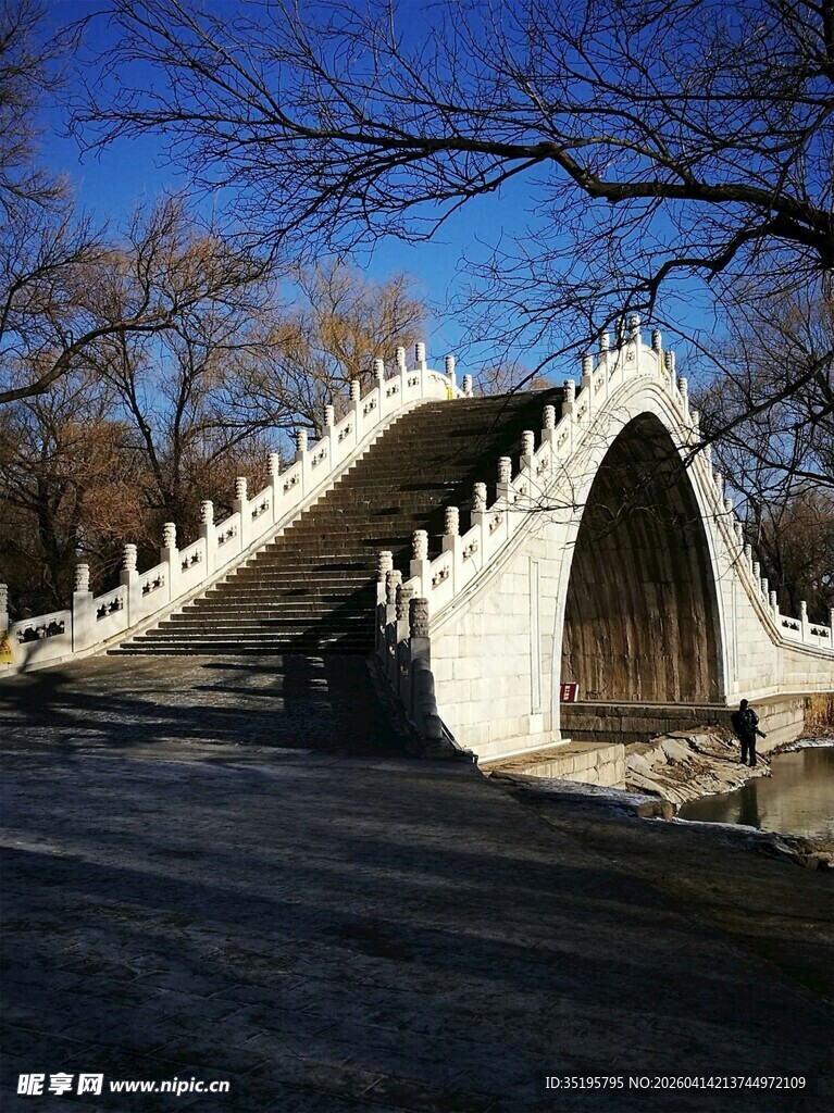 古桥雪景冬日静谧之美