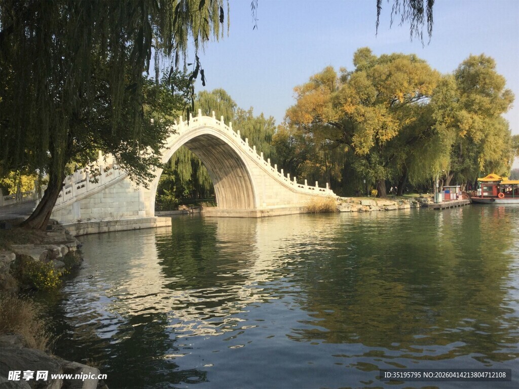 湖畔石拱桥美景