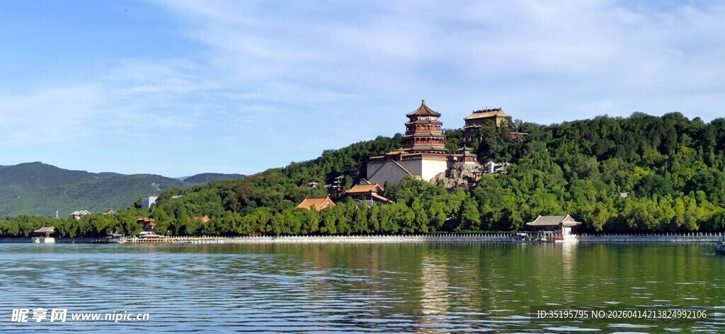 湖畔山丘上的古老建筑