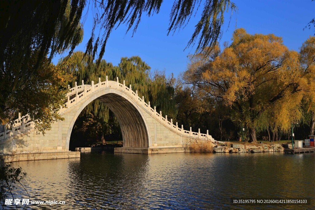 秋日湖畔石拱桥美景