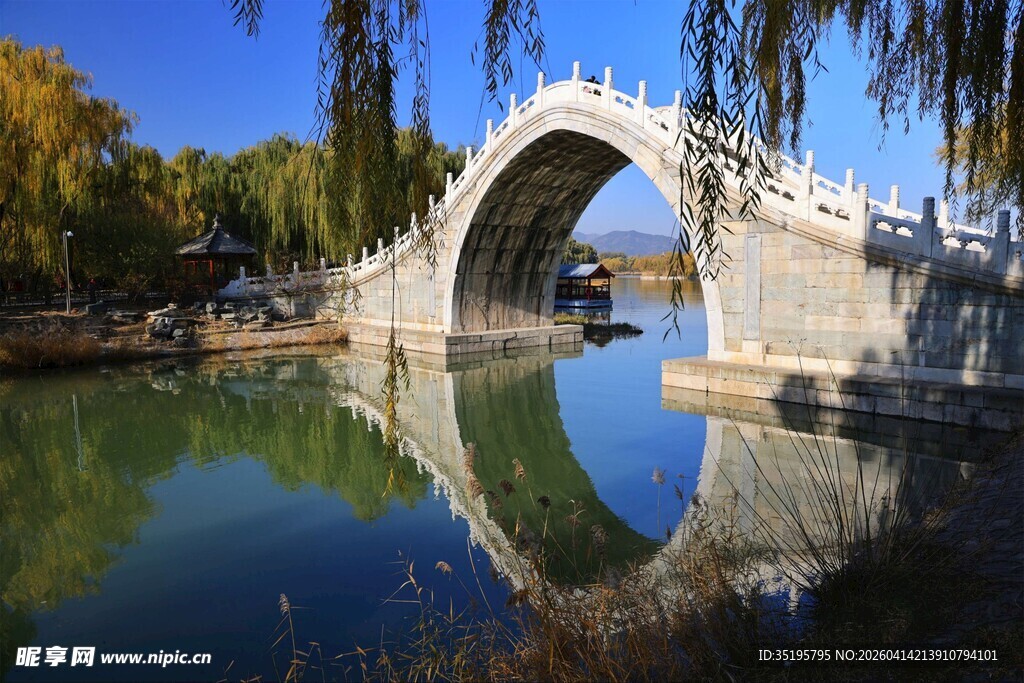 古桥映水的静谧景致