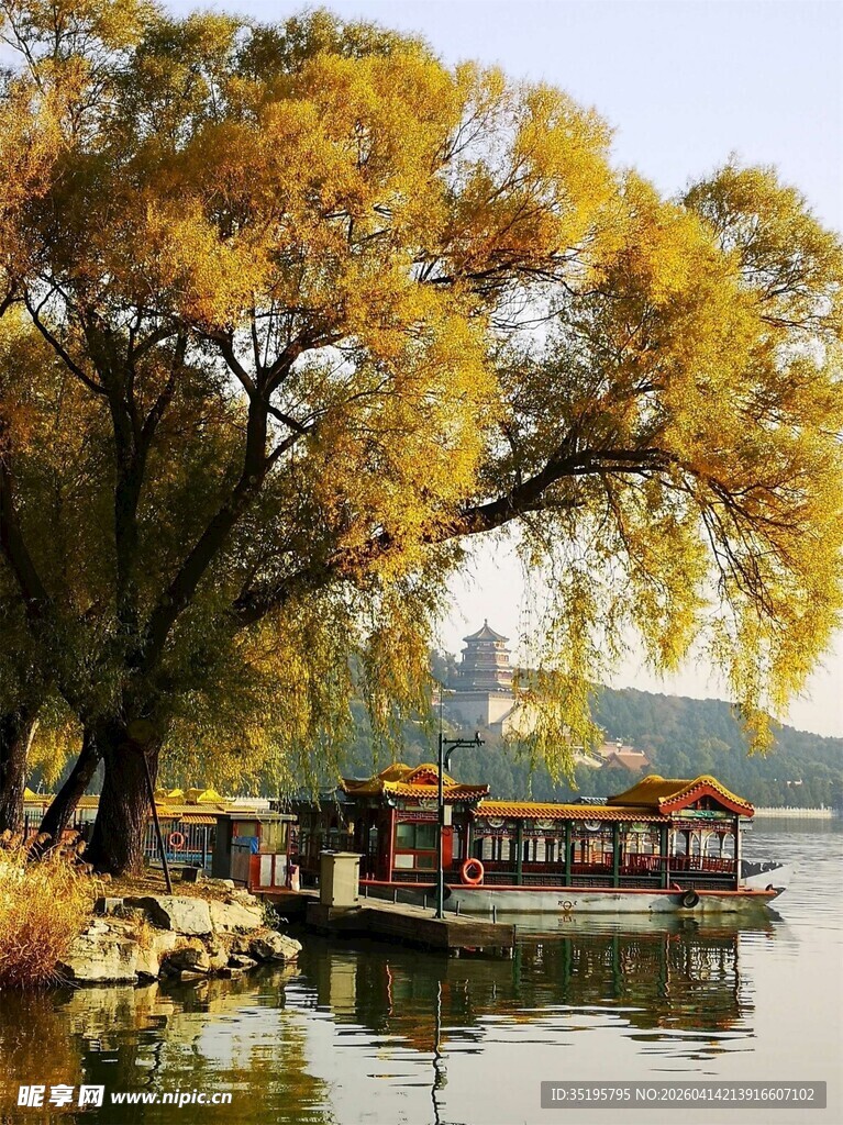 湖畔秋景游船图