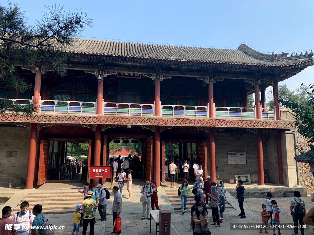 中式古建筑前的热闹场景