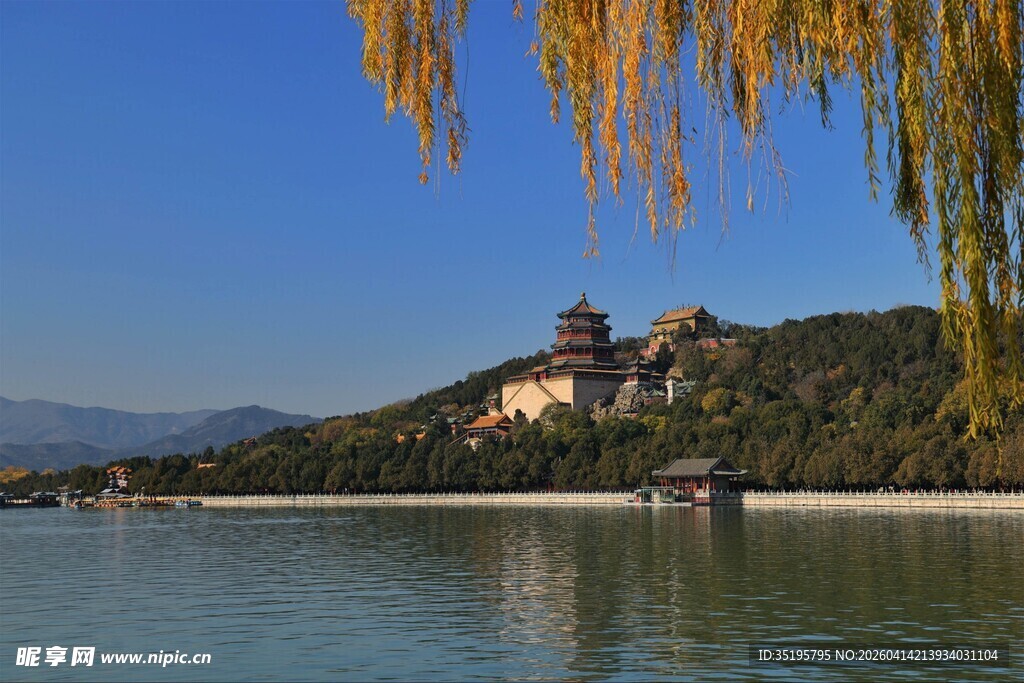 湖畔垂柳映衬远处古建筑