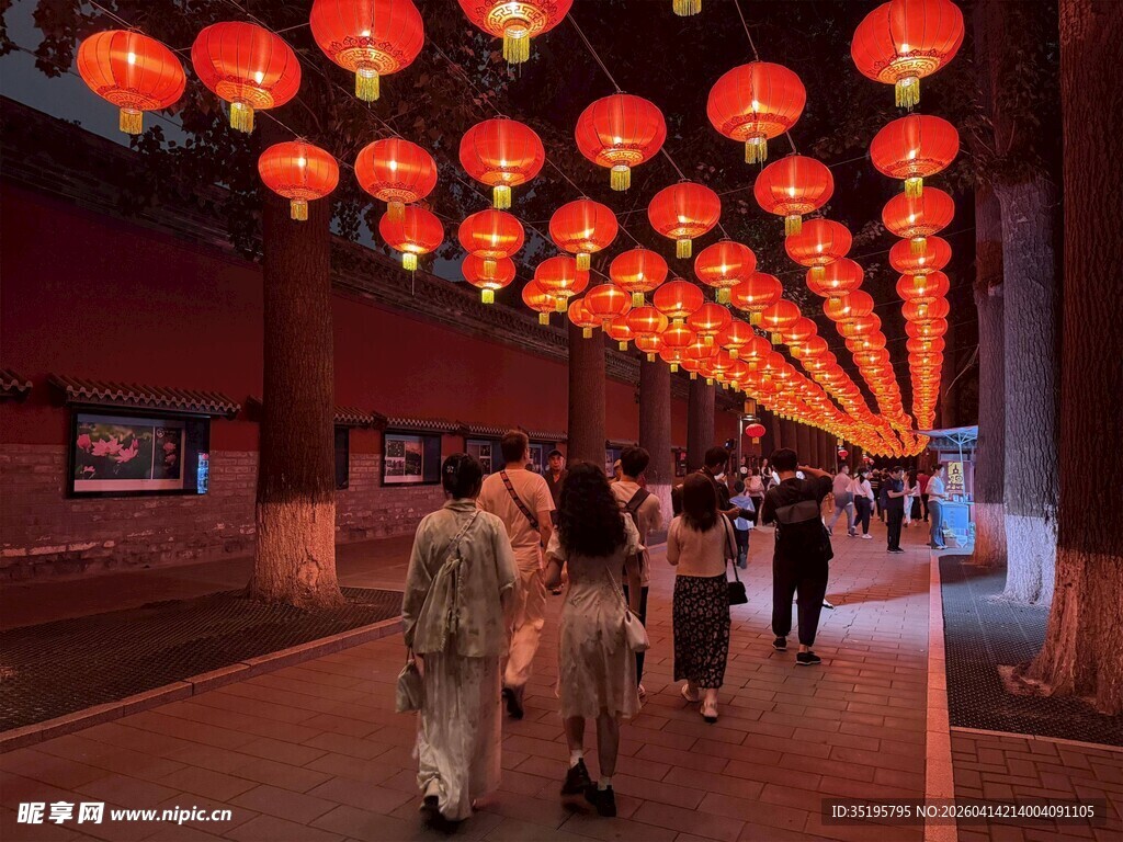 红灯笼下的热闹街道