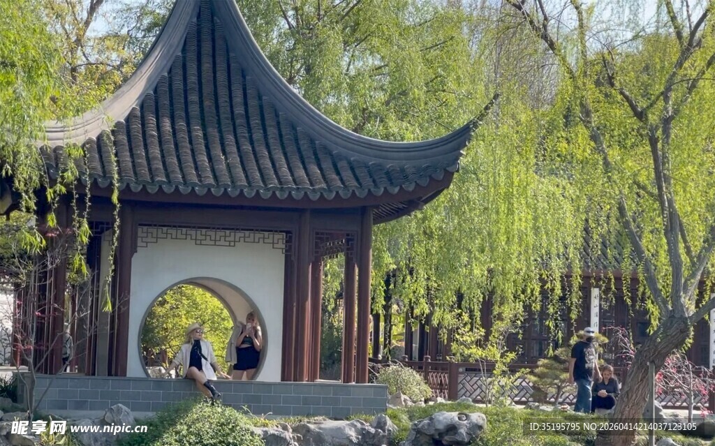 中式园林中的古典亭子