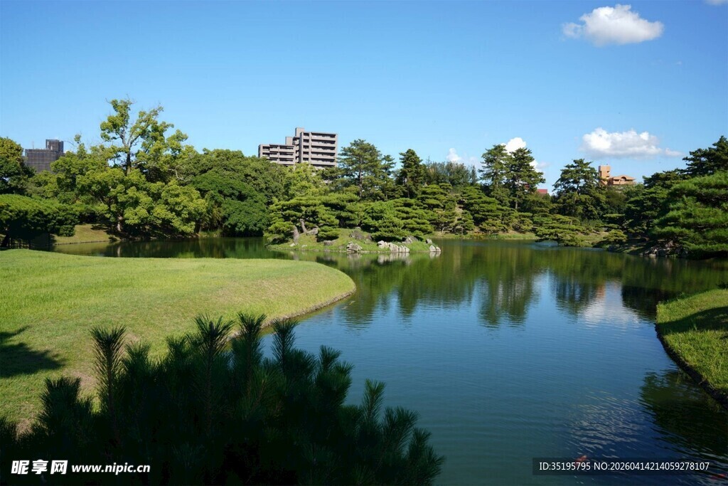 湖畔清幽园林美景