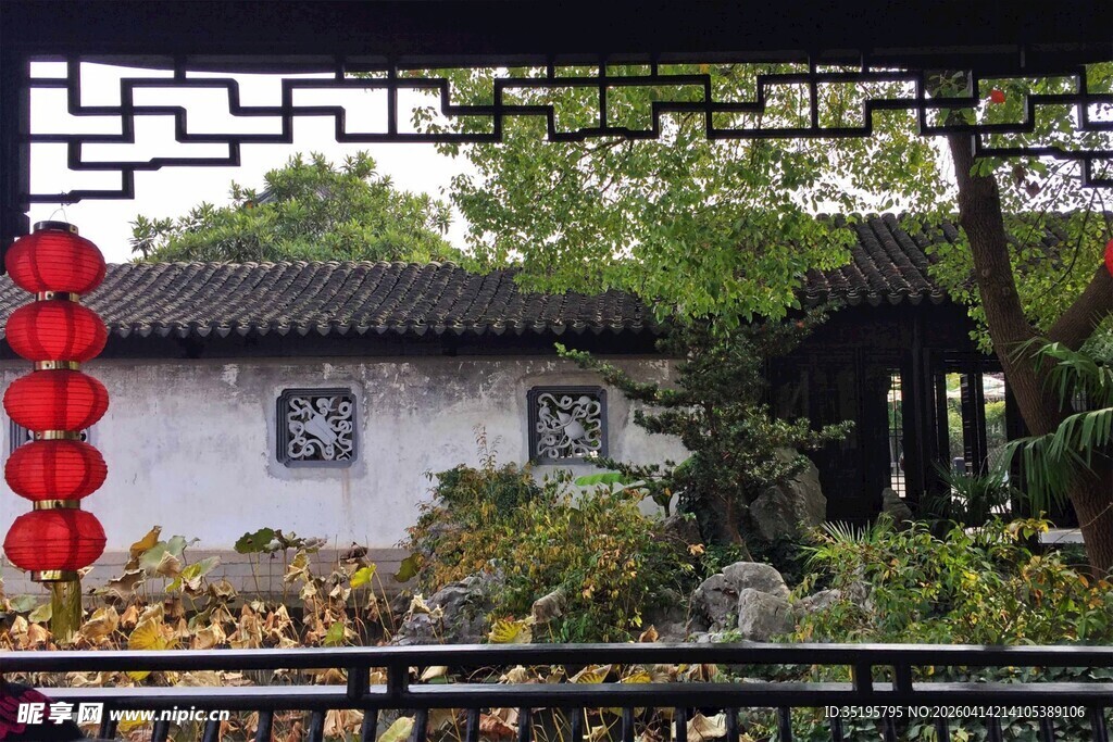 中式园林景致红灯笼点缀