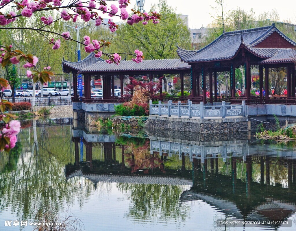 湖畔古亭映繁花美景