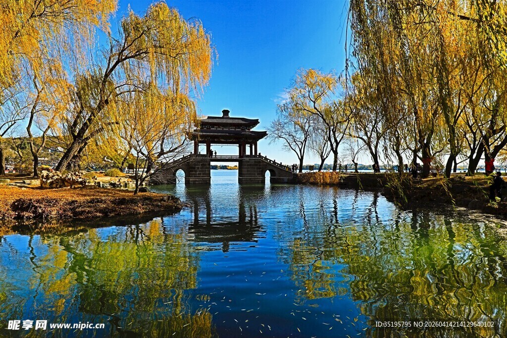 湖畔亭景秋色如画