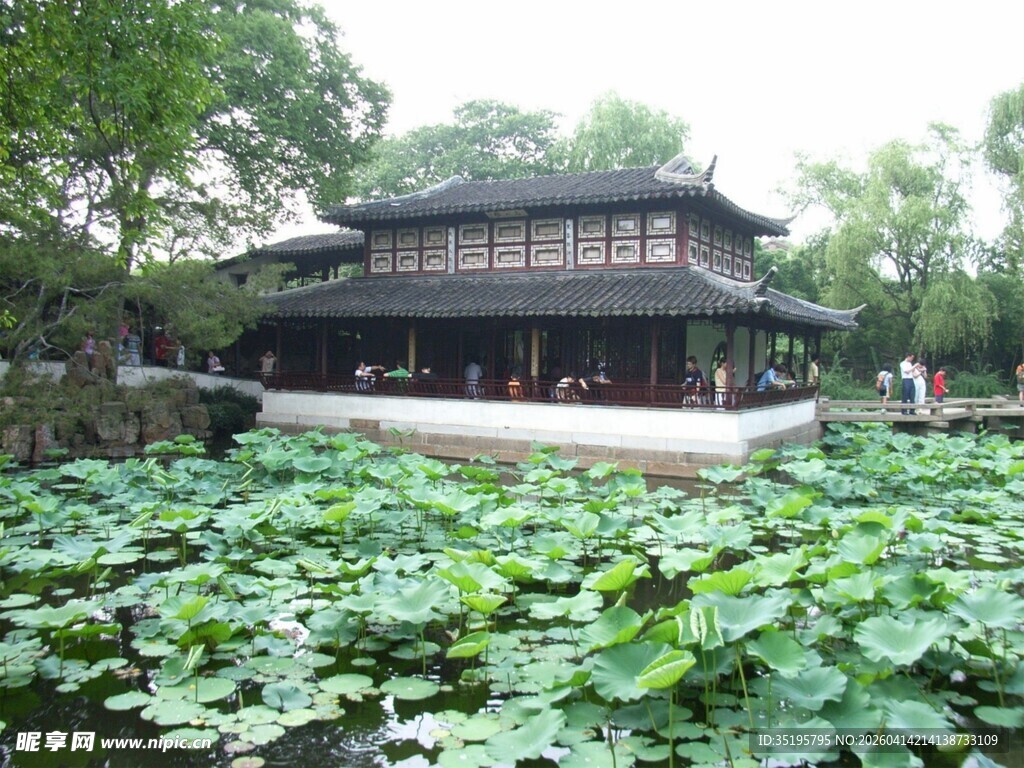 中式园林荷塘畔古建筑