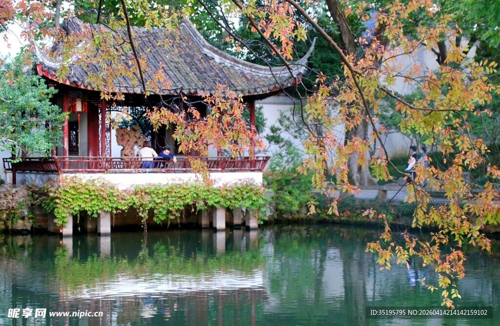 中式园林湖畔雅致亭阁