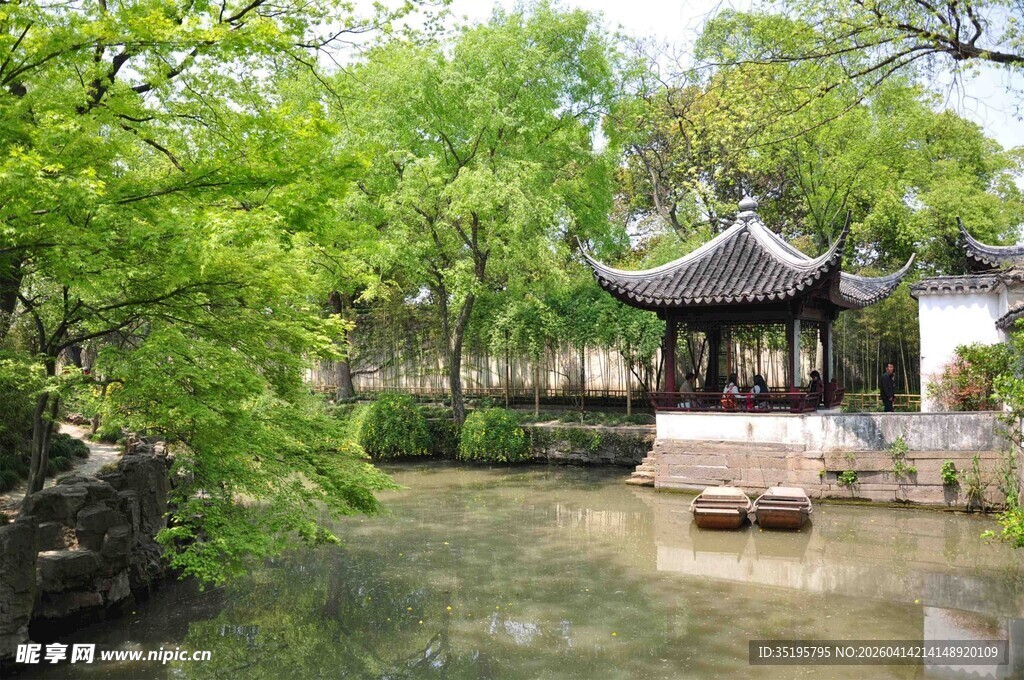 江南园林中的亭台水景