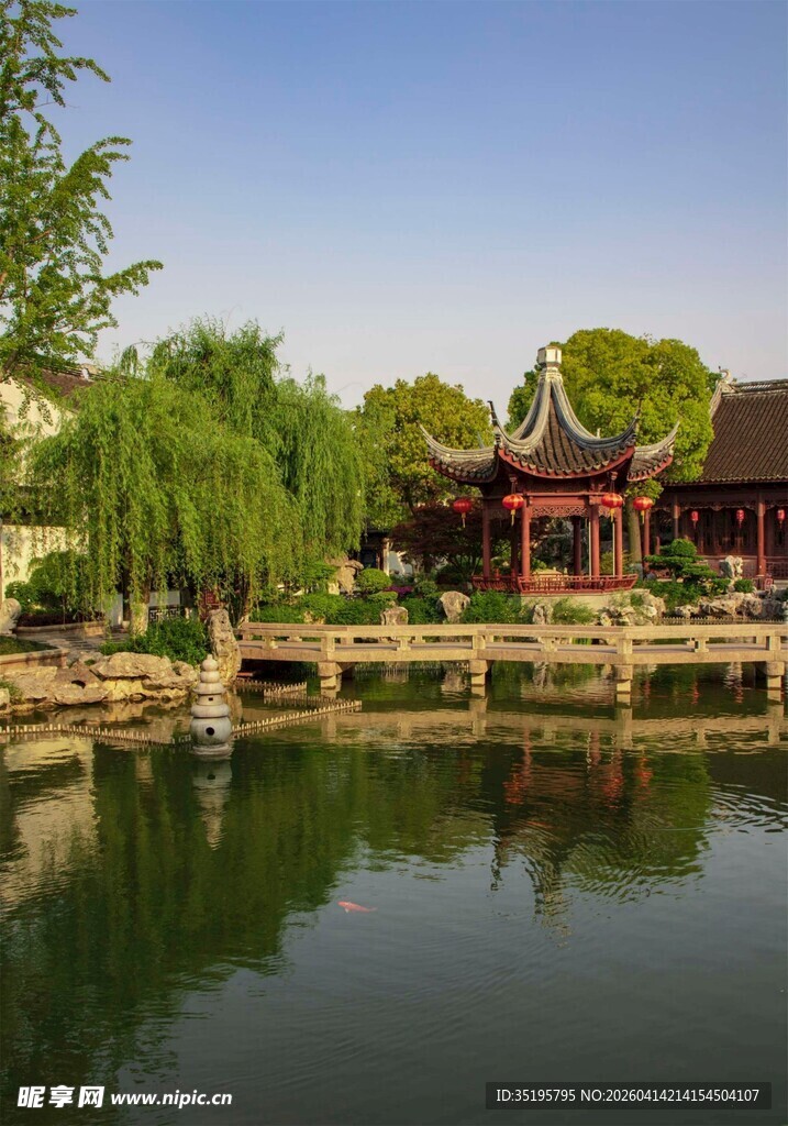 中式园林湖畔美景