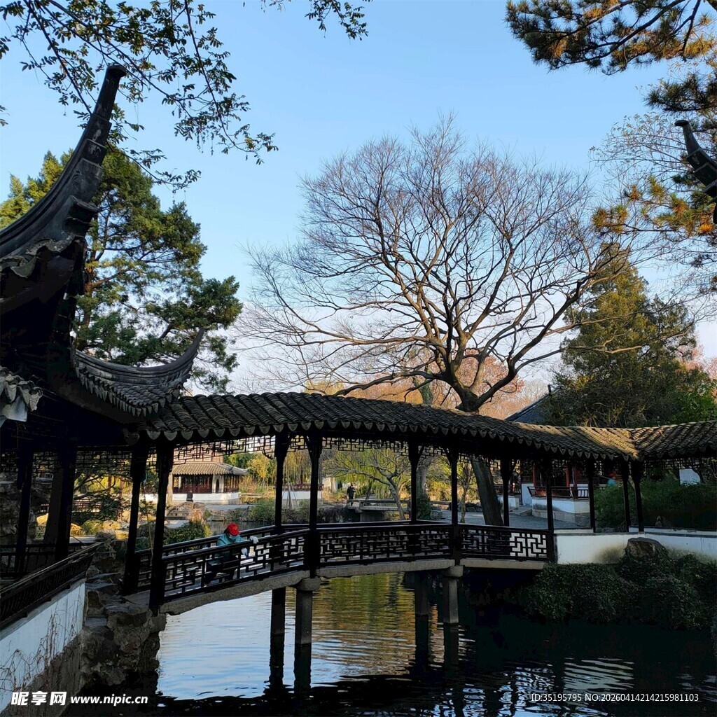 中式园林中的古朴廊桥