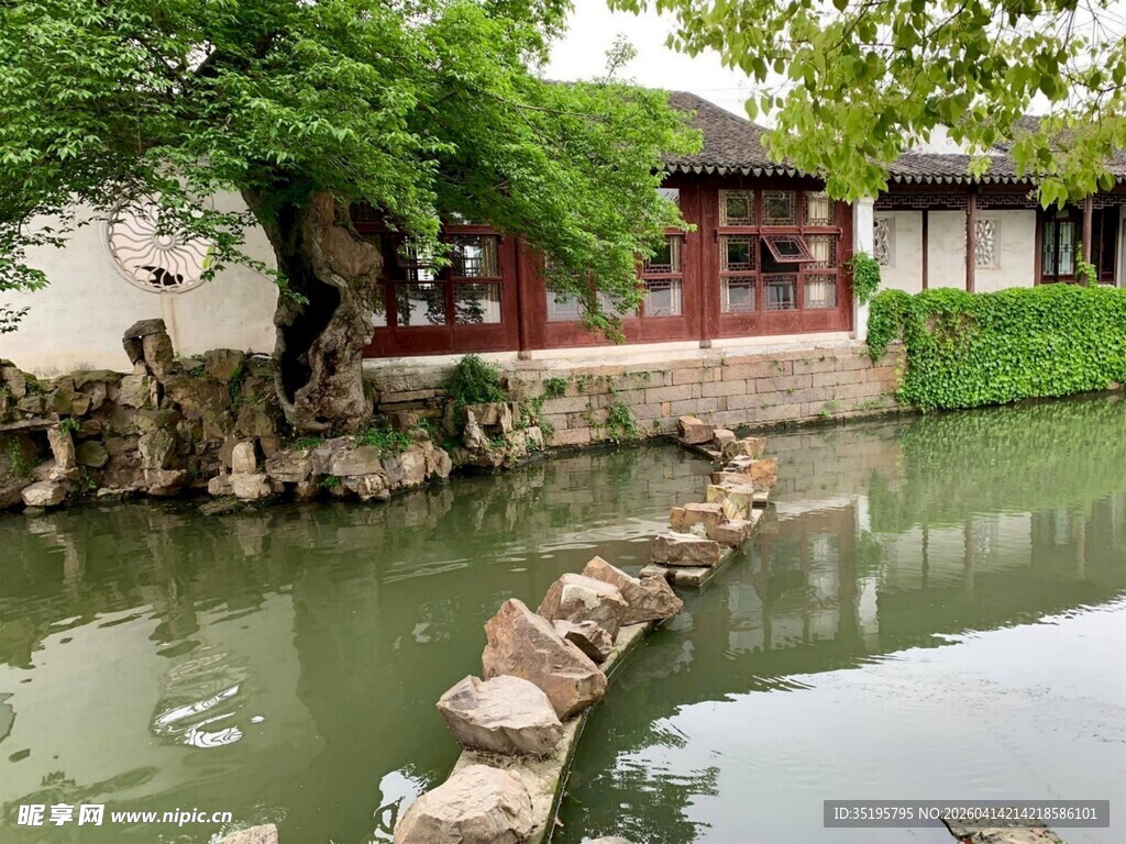 江南水乡庭院池塘景致